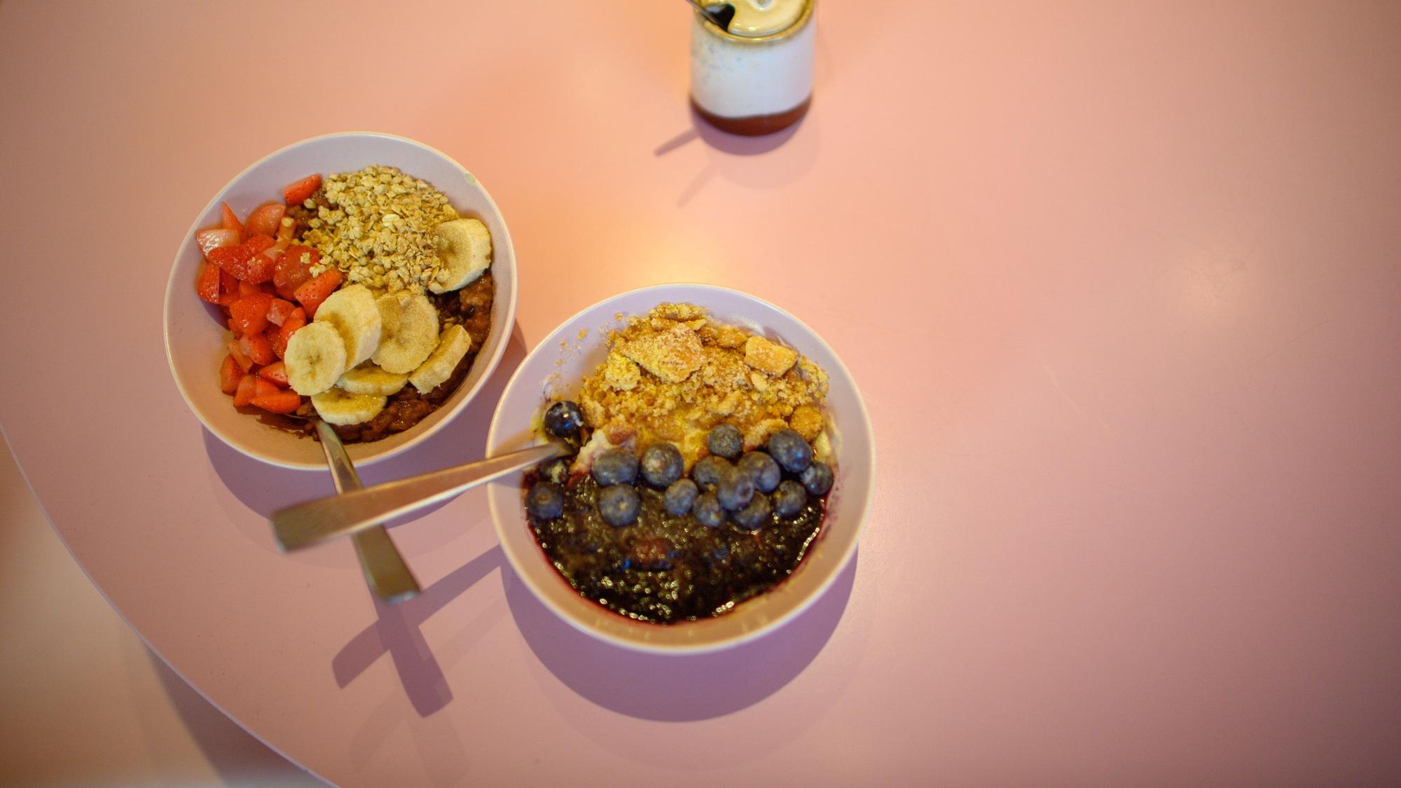 Bowls, die unter anderem Erdbeeren, Bananen und Blaubeeren enthalten.