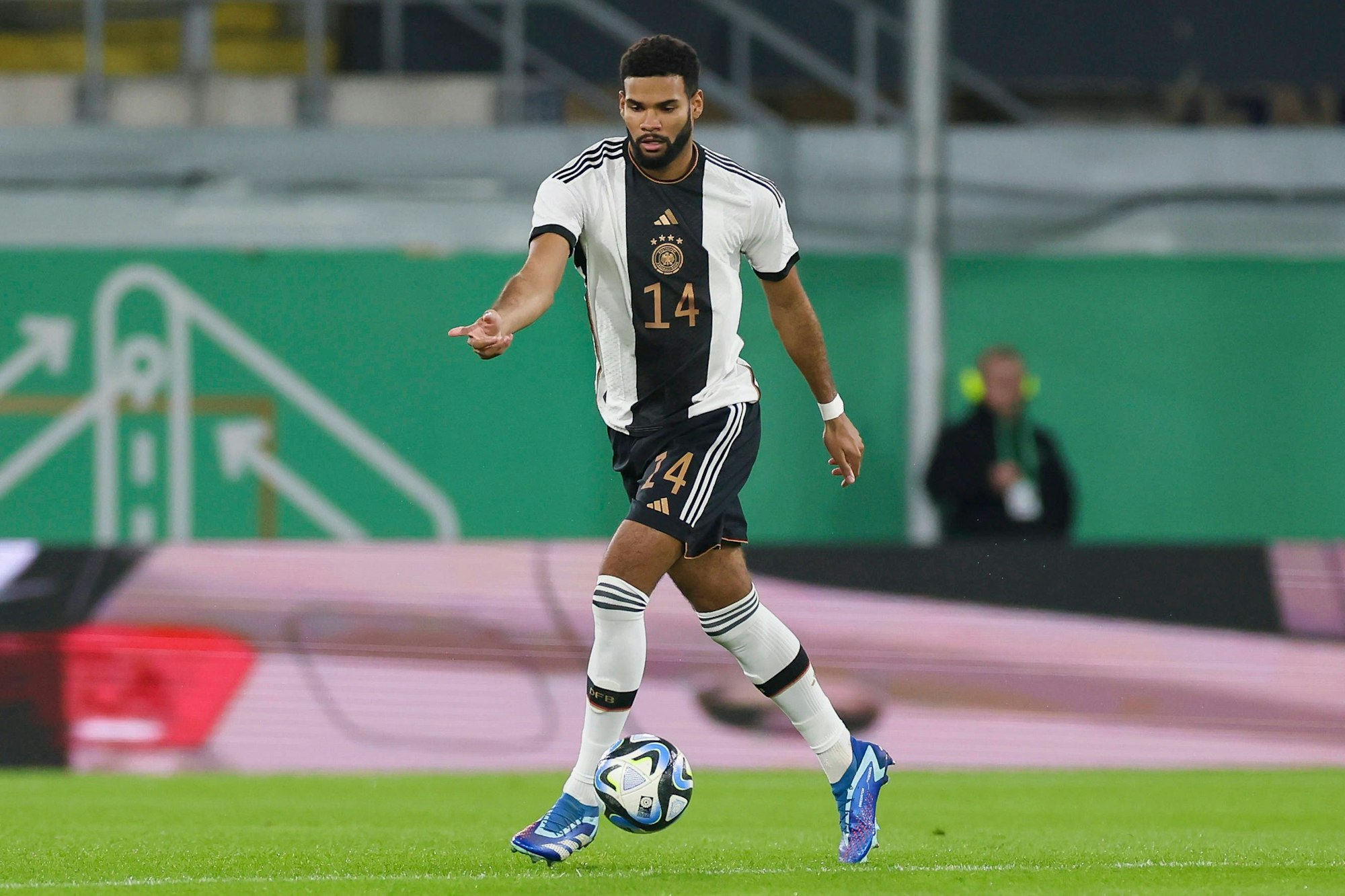 Deutschlands Jamil Siebert führt den Ball im EM-Qualifikationsspiel gegen Estland.