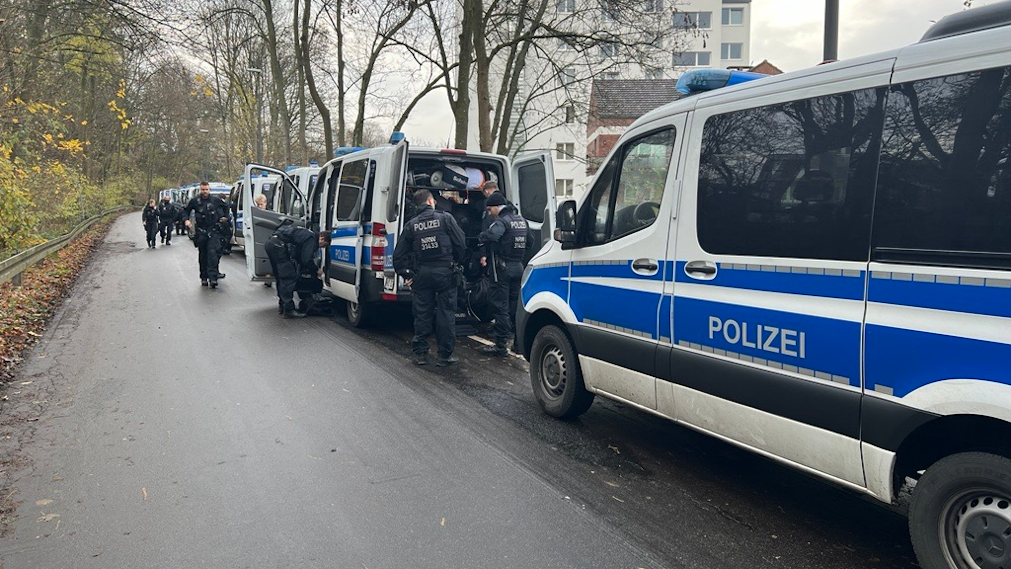 Einsatzkräfte der Polizei an einer Schule in Köln-Müngersdorf.
