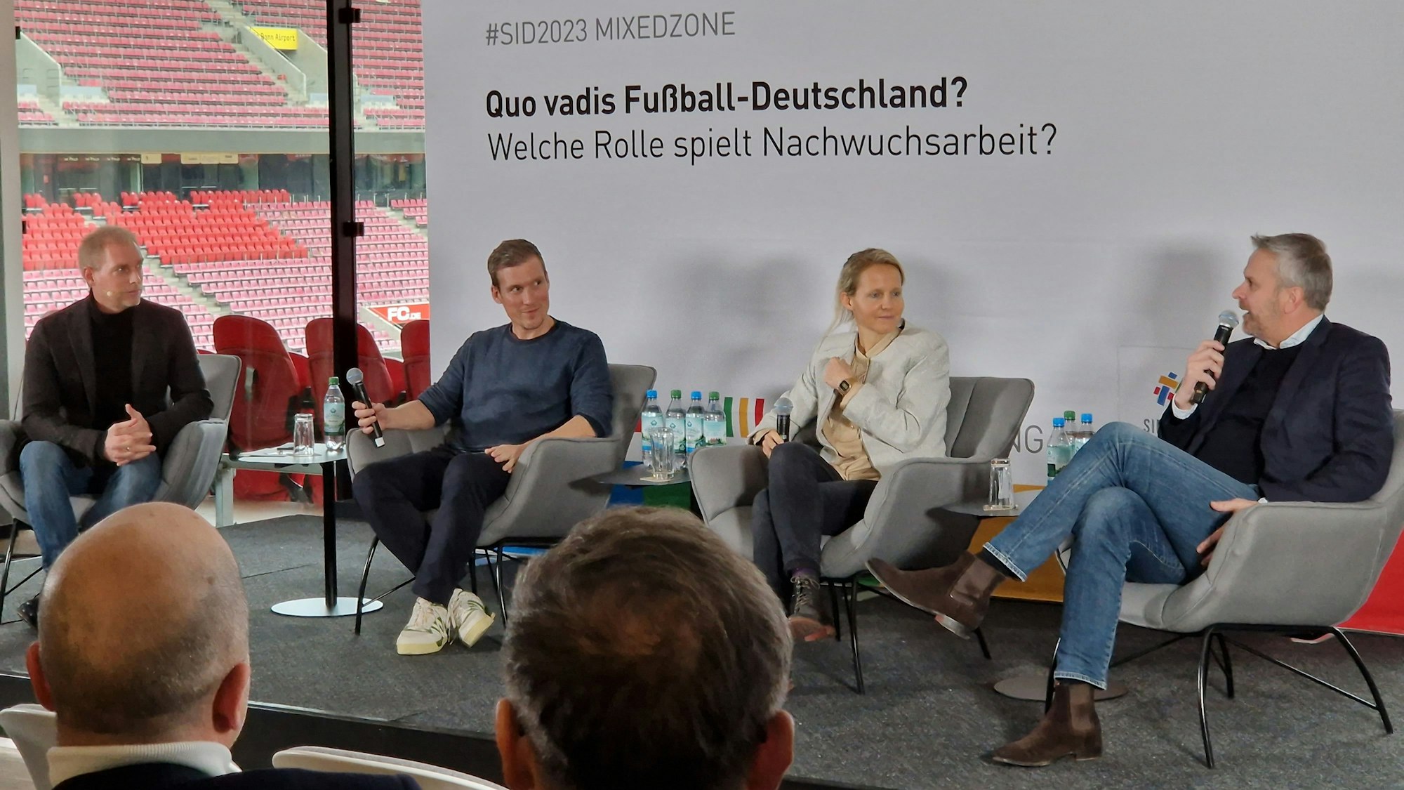 Dietmar Hamann (r.) sitzt bei der Talkrunde „SID Mixedzone“ im Rhein-Energie-Stadion in Köln neben Friederike Kromp, Hannes Wolf und Jan Henkel.