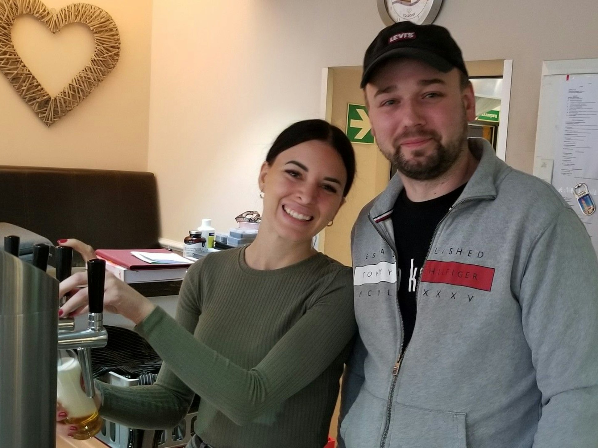 Adriano Takac und seine Frau Iva im Restaurant Antin in Köln-Niehl. Hier gibt es das vermutlich günstigste Kölsch in Köln.