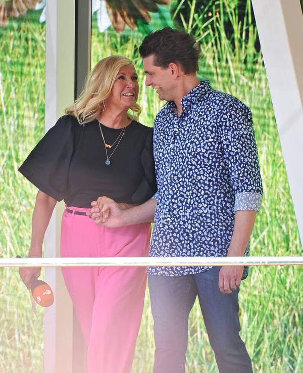Moderatorin Andrea Kiwi Kiewel und Comedian Lutz van der Horst während der ZDF - Unterhaltungsshow Fernsehgarten am 10.09.2023 in Mainz.