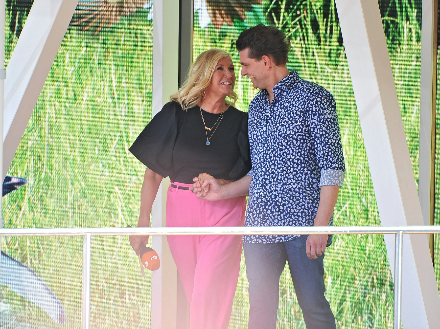 Moderatorin Andrea Kiwi Kiewel und Comedian Lutz van der Horst während der ZDF - Unterhaltungsshow Fernsehgarten am 10.09.2023 in Mainz.