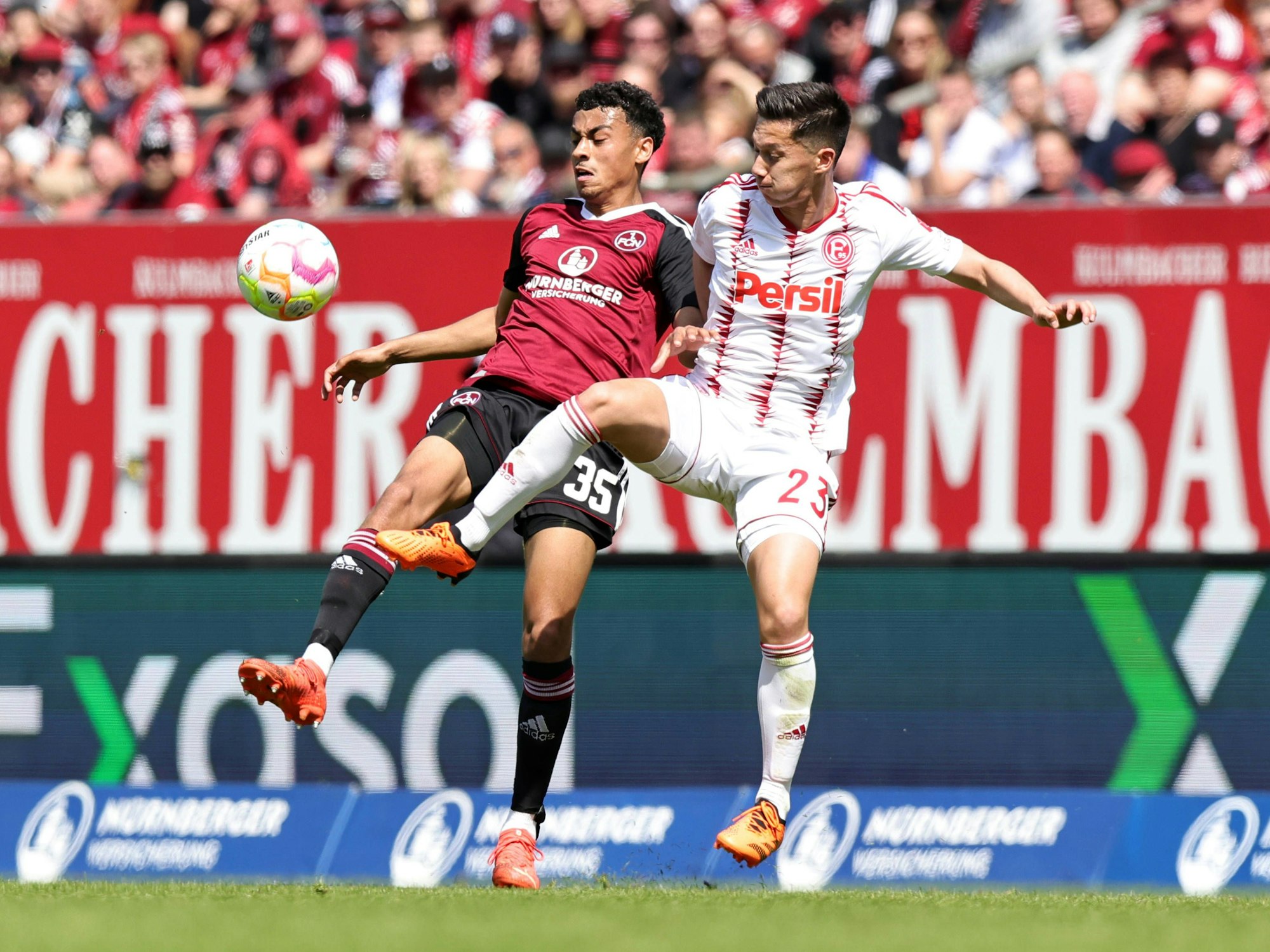 Fortuna Düsseldorfs Shinta Appelkamp und Nürnbergs Nathaniel Brown kämpfen um den Ball.