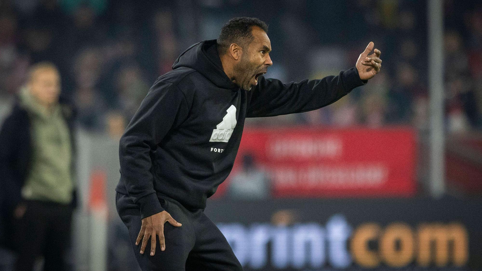 Fortuna Düsseldorfs Cheftrainer Daniel Thioune dirigiert sein Team im Spiel gegen den FC Schalke 04 an der Seitenlinie.