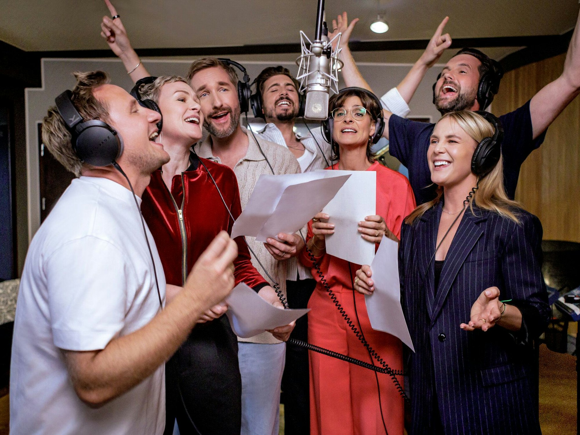 Das gesamte Moderations-Team des Sat.1-„Frühstücksfernsehen“ nimmt einen Song auf.