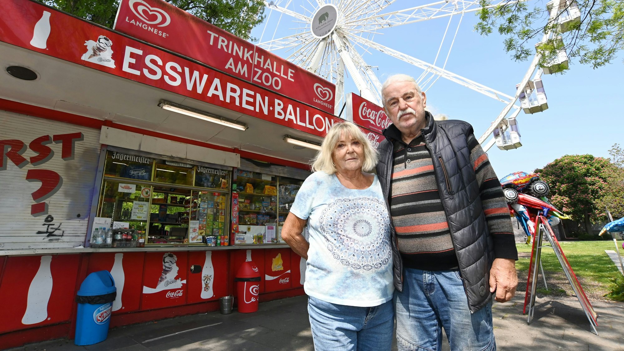 Das Ehepaar Kaenders vor dem Kult-Kiosk am Kölner Zoo.