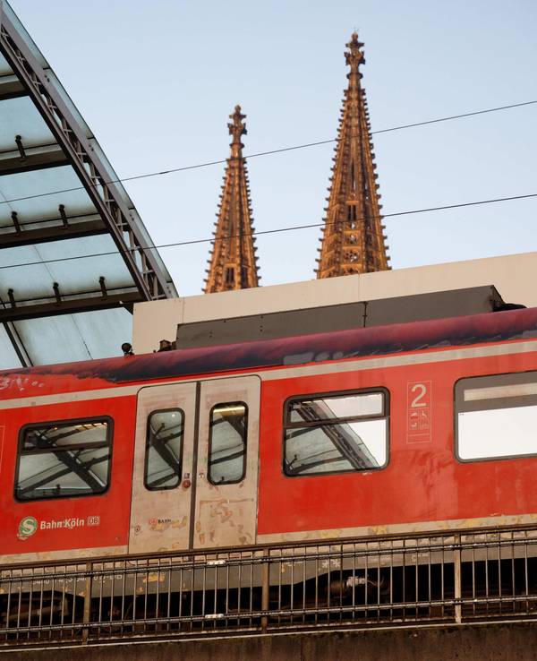 Eine S-Bahn fährt in den Kölner Hauptbahnhof ein.