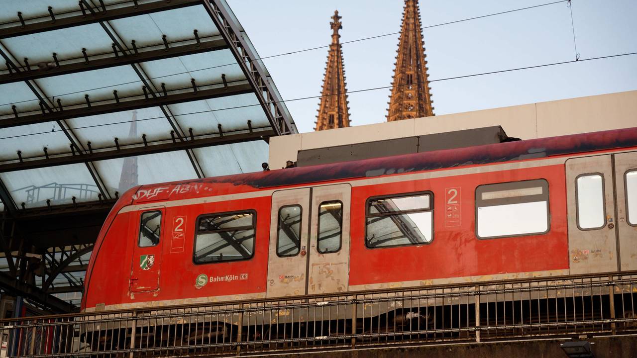 Eine S-Bahn fährt in den Kölner Hauptbahnhof ein.