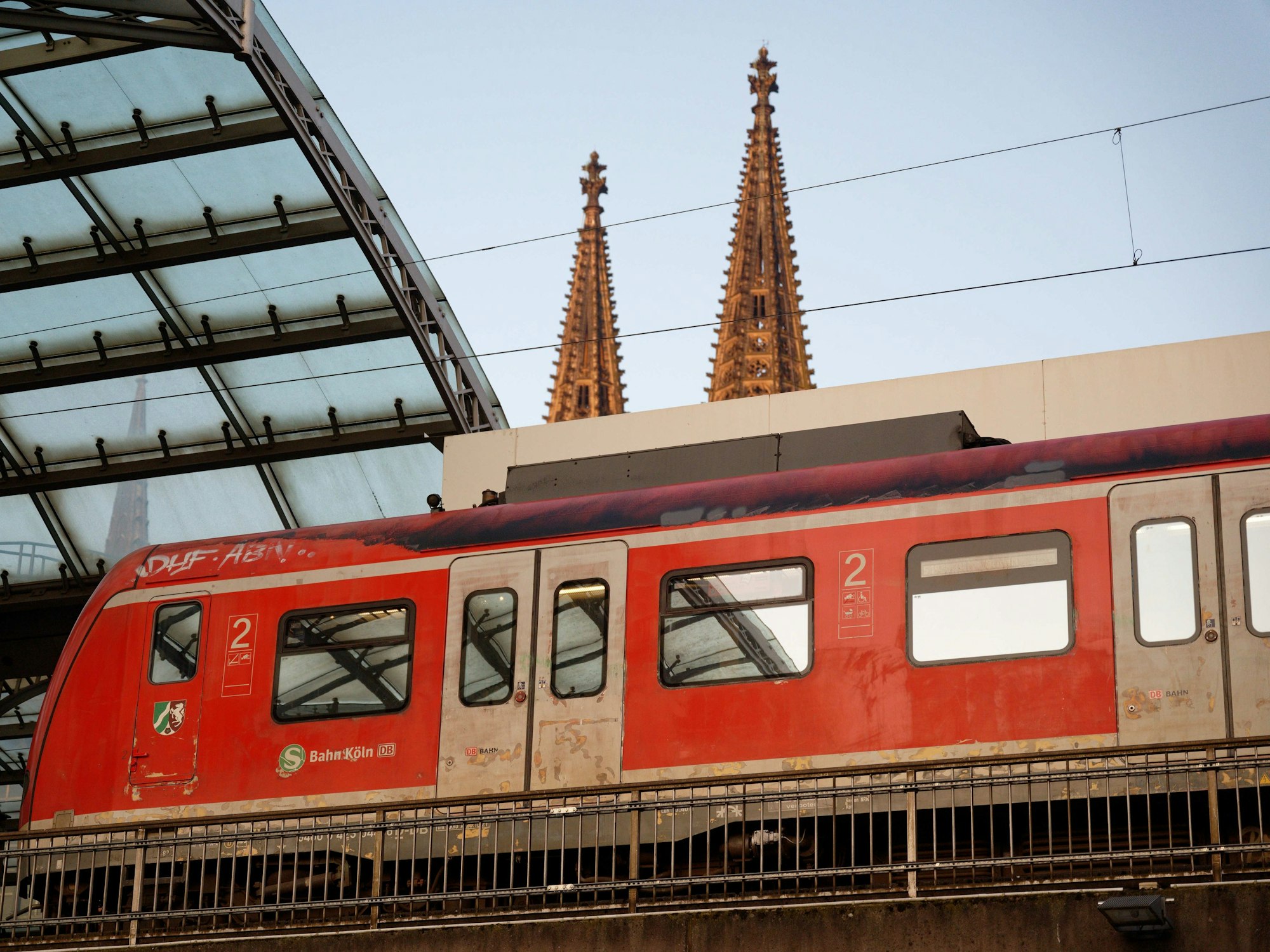 Der Kölner Bahnverkehr war von einer Streckenstörung betroffen (Symbolfoto)