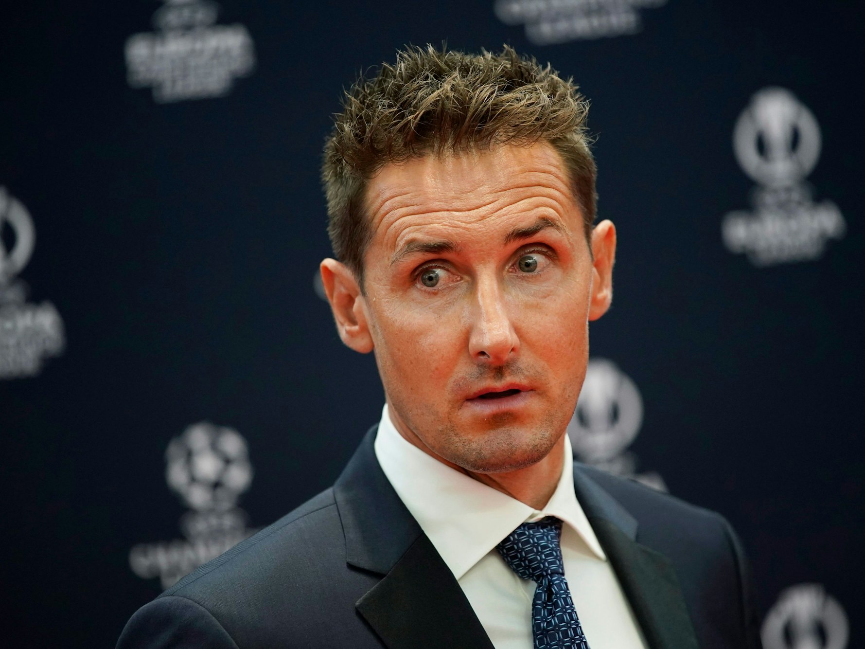 Der ehemalige deutsche Fußballspieler Miroslav Klose kommt zur Auslosung.