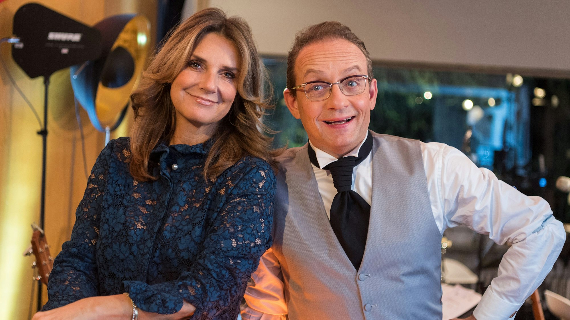 Kim Fisher und Wigald Boning blicken in die Kamera.