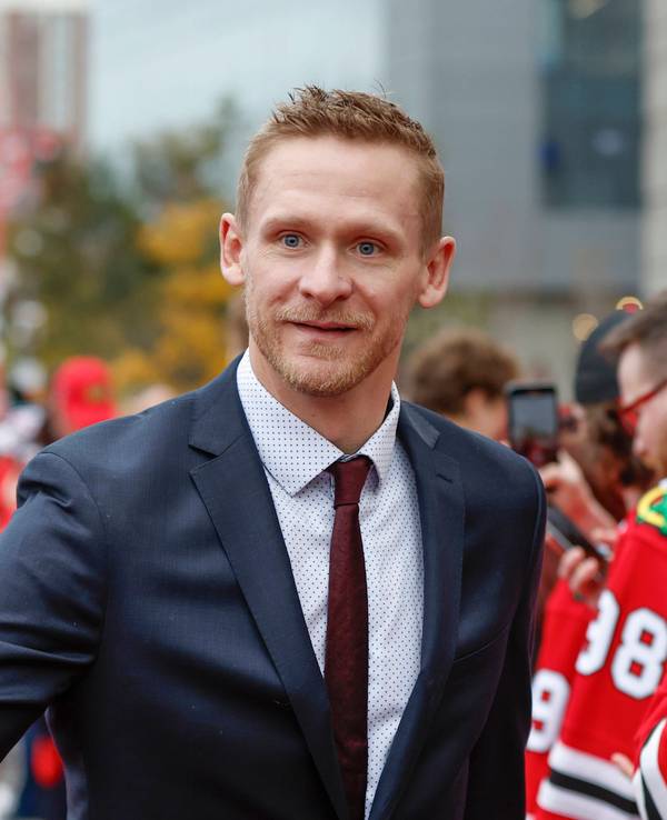 Eishockey-Star Corey Perry wird bei der Saisoneröffnung der Chicago Blackhawks von den Fans gefeiert.