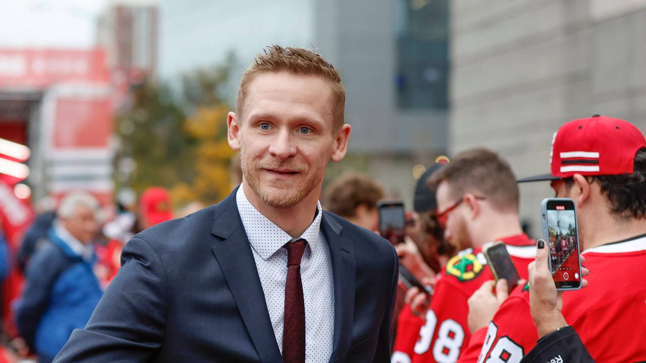 Eishockey-Star Corey Perry wird bei der Saisoneröffnung der Chicago Blackhawks von den Fans gefeiert.