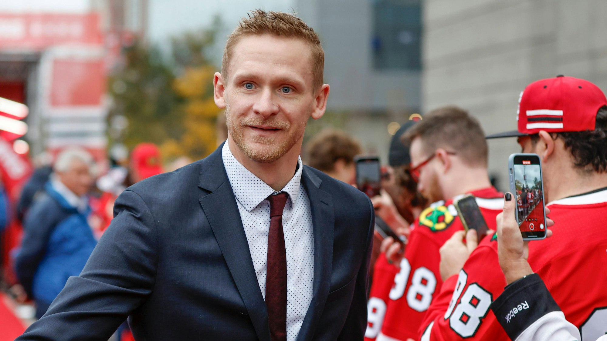 Eishockey-Star Corey Perry wird bei der Saisoneröffnung der Chicago Blackhawks von den Fans gefeiert.