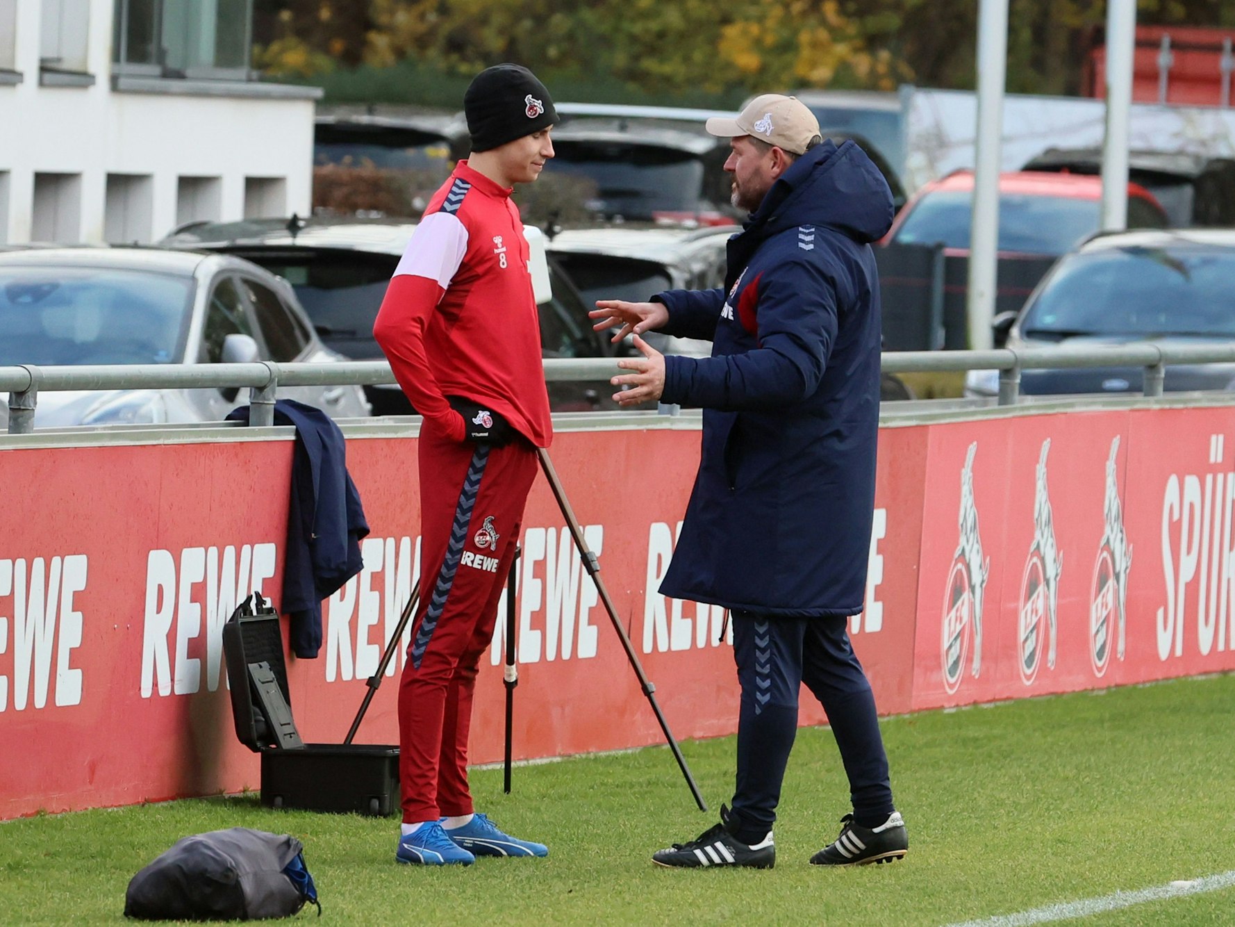 Steffen Baumgart spricht mit Denis Huseinbasic.