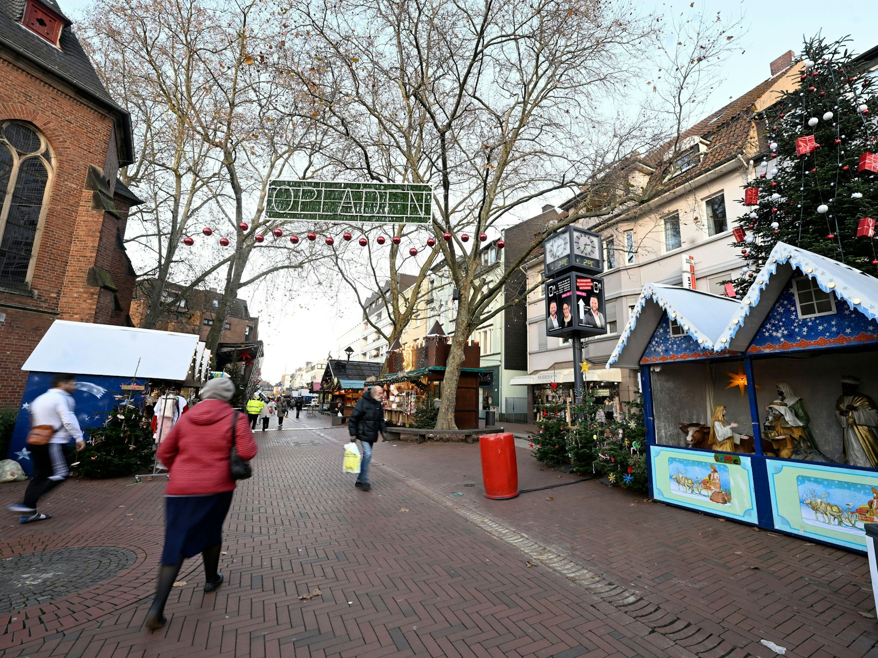 Blick auf den Weihnachtsmarkt in Opladen.