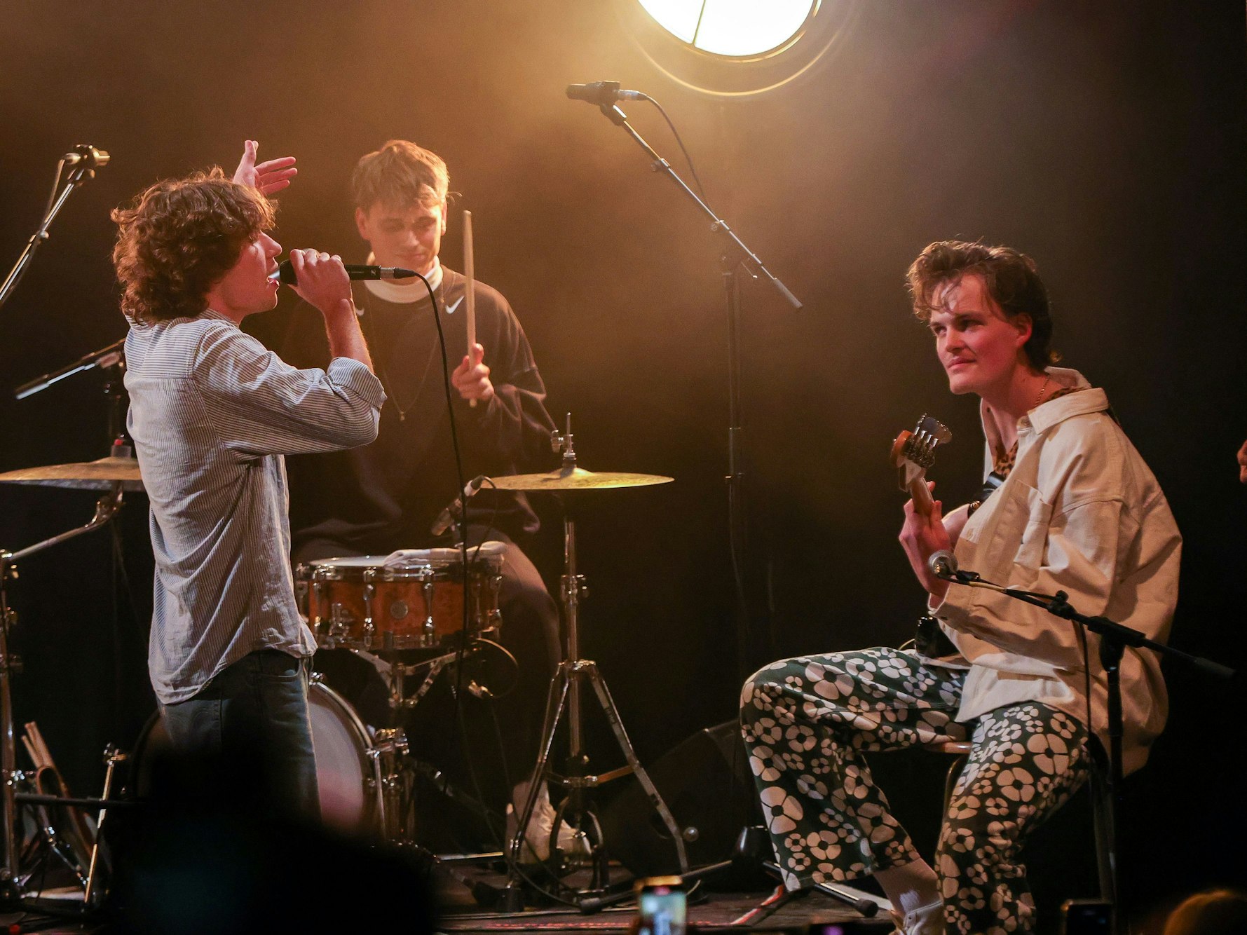 Frontsänger Jeremias Heimbach, Schlagzeuger Jonas Herrmann und Bassist Ben Hoffmann auf der Bühne des Gloria Theaters Köln.