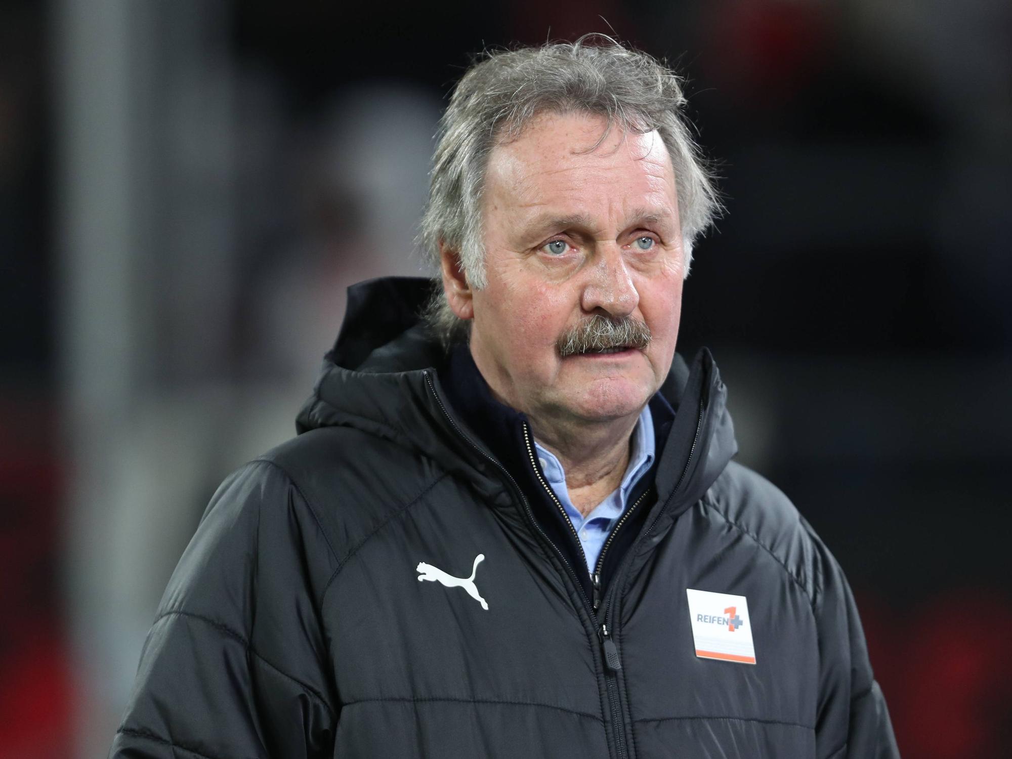 Peter Neururer steht im Stadion von Fortuna Düsseldorf.