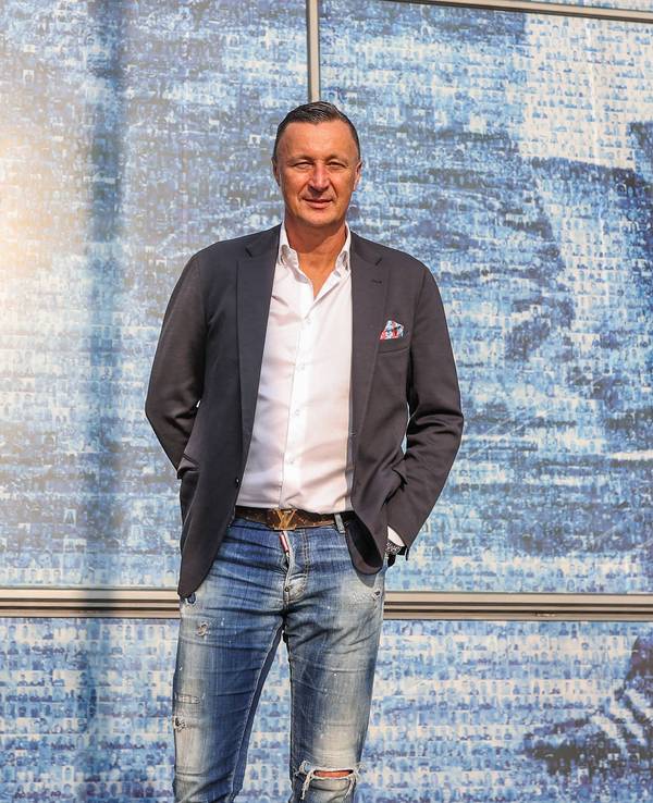 Tomasz Hajto steht vor der Schalker Arena.