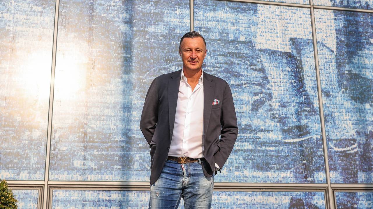 Tomasz Hajto steht vor der Schalker Arena.