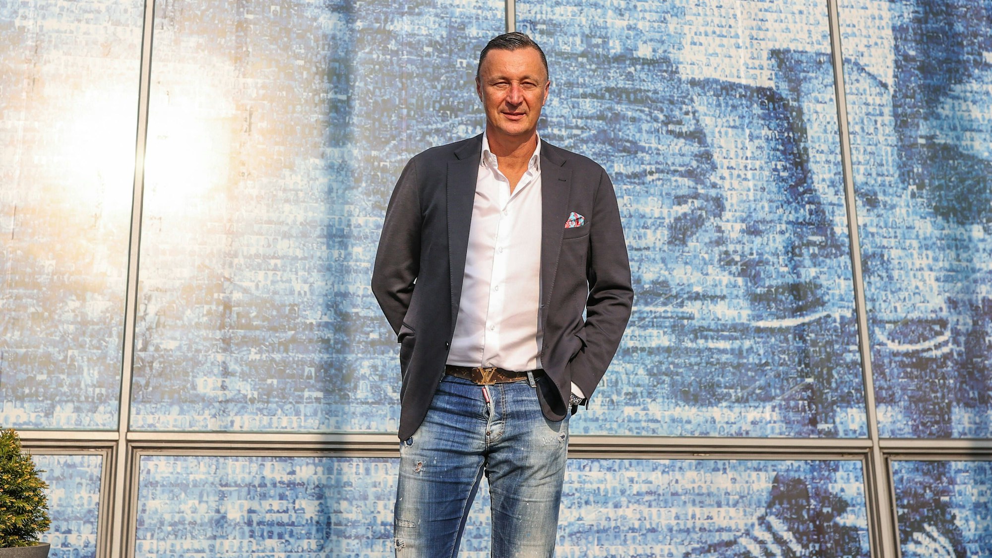 Tomasz Hajto steht vor der Schalker Arena.