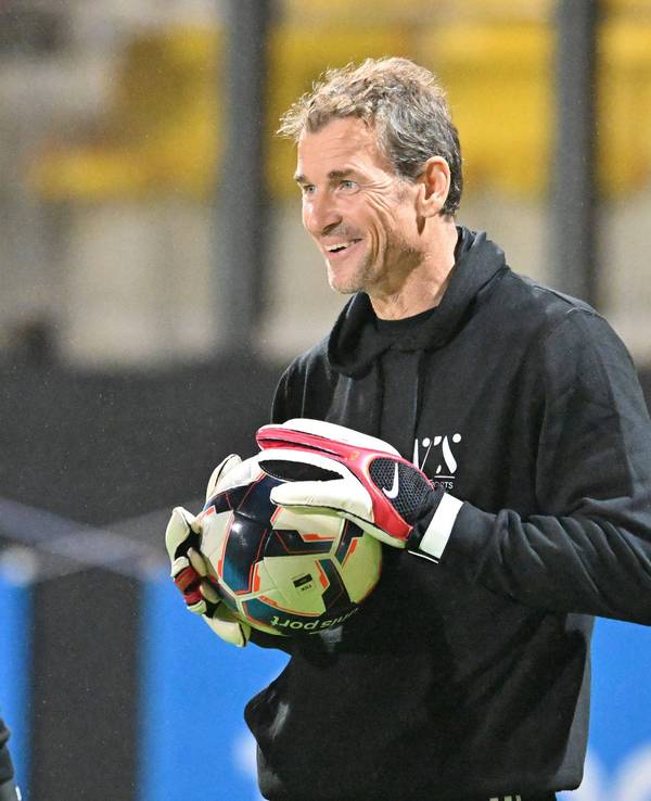 Jens Lehmann mit einem Ball in den Händen.