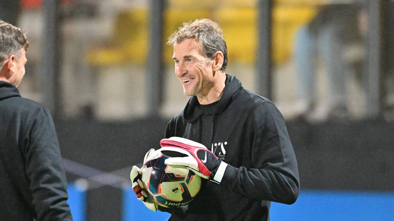 Jens Lehmann mit einem Ball in den Händen.