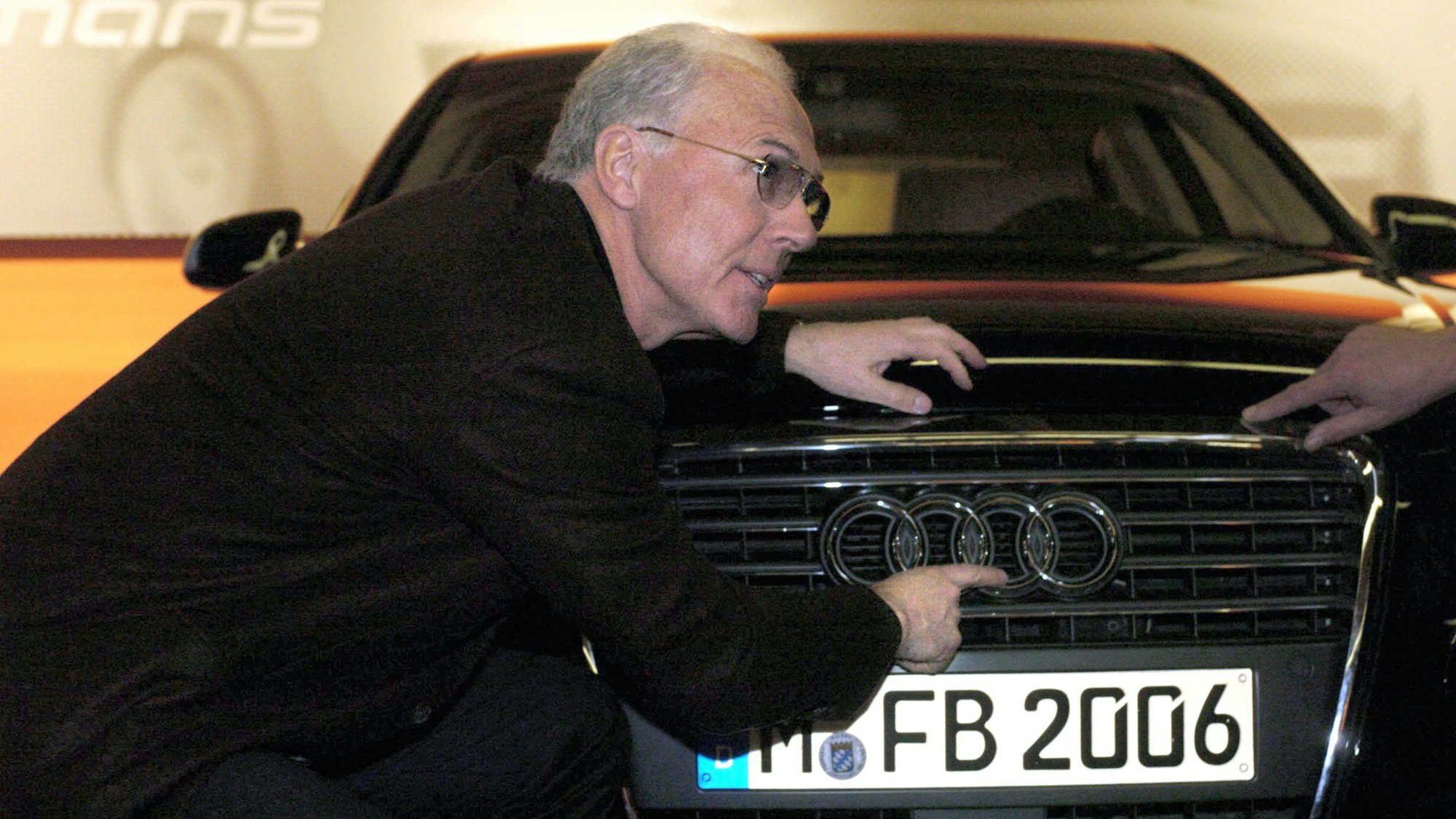 Franz Beckenbauer verdeckt KfZ-Kennzeichen an Audi