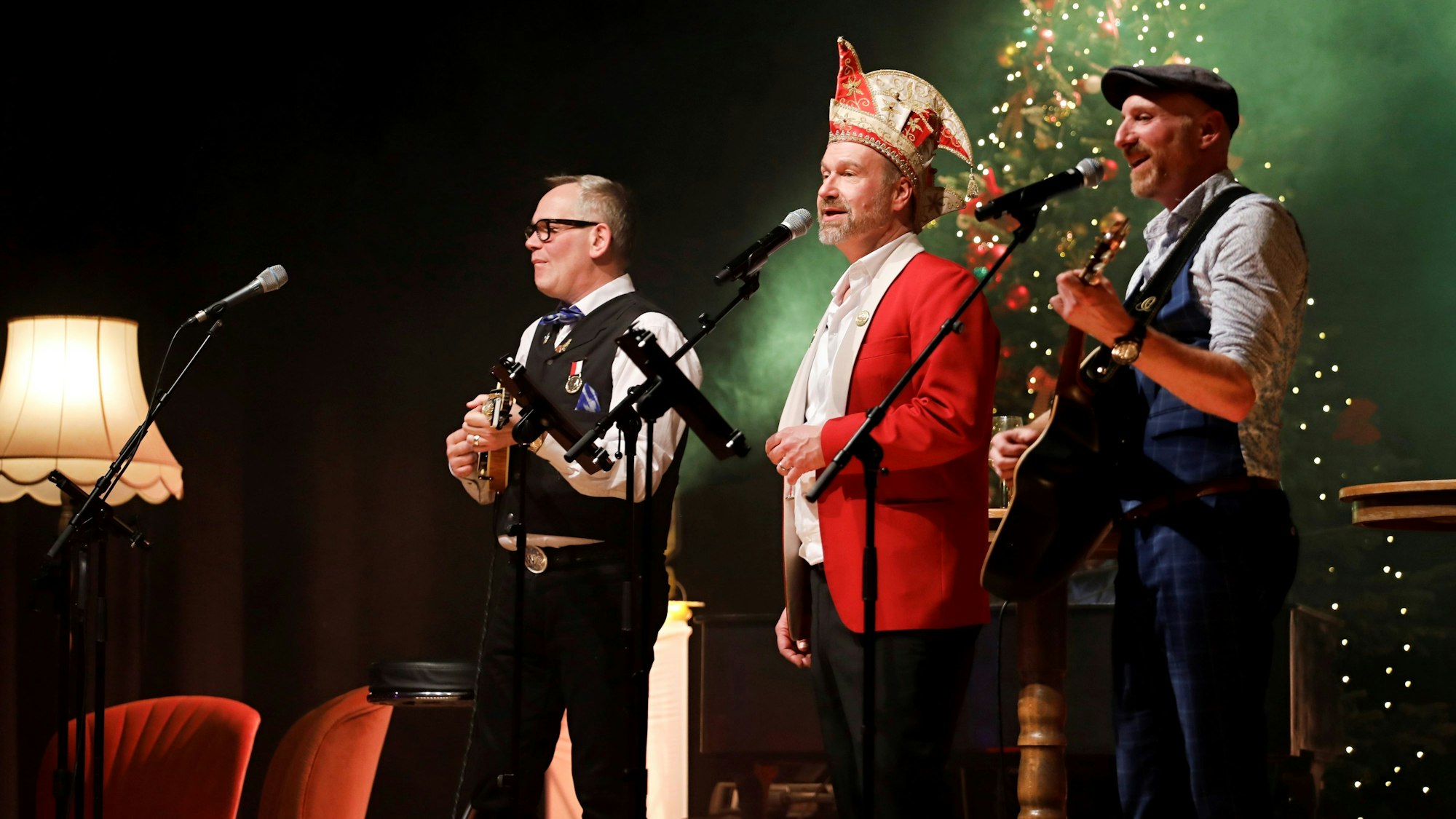 Das Herrengedeck steht auf der Bühne.