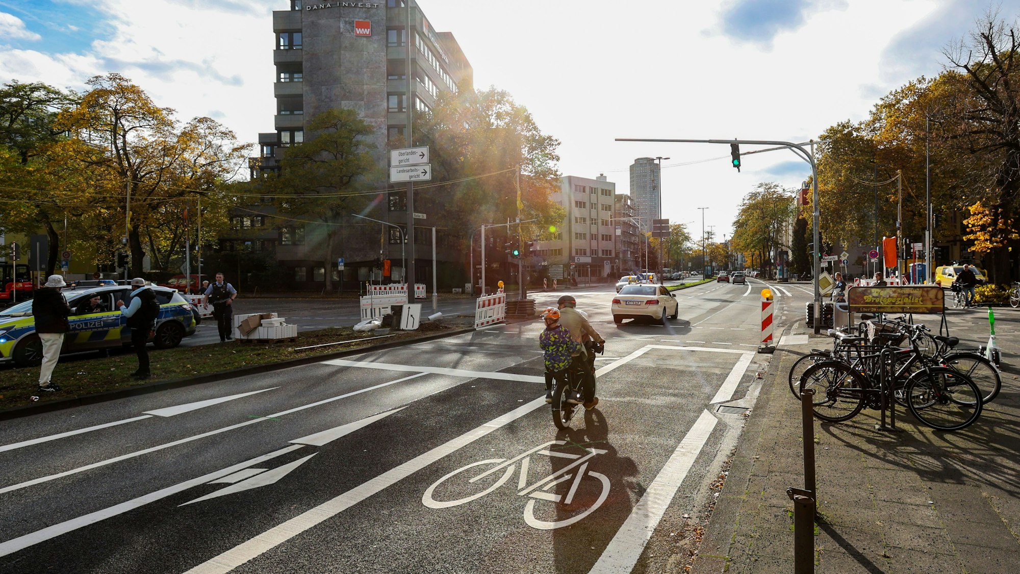 Autos und Fahrräder sind auf einer Straße am Reichenspergerplatz in Köln unterwegs.