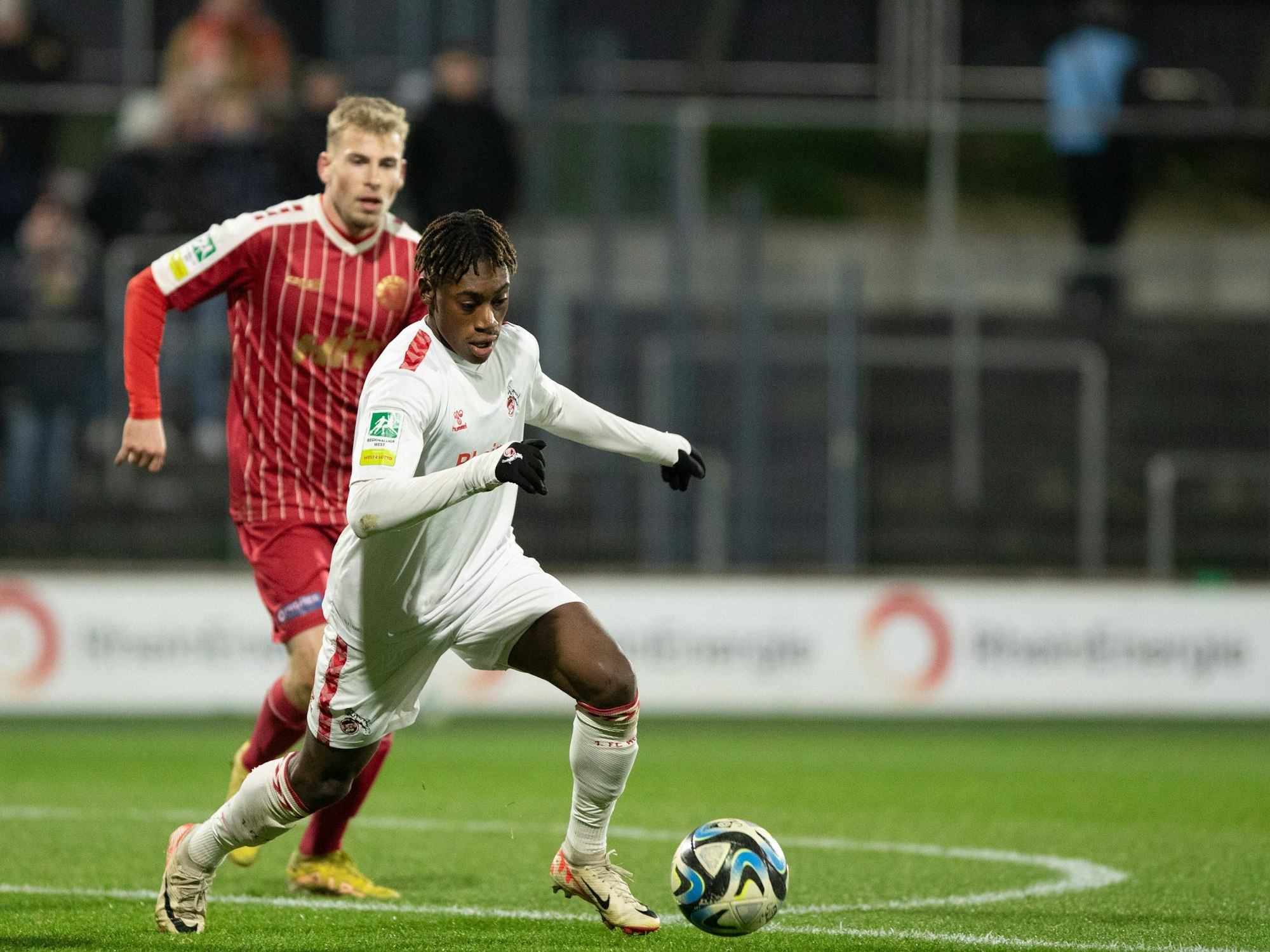 Justin Diehl führt den Ball.