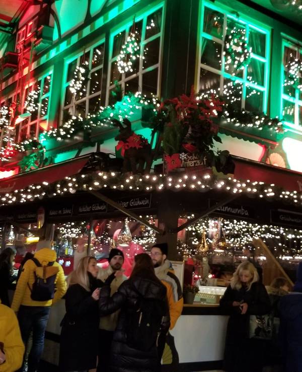 Blick auf einen Glühweinstand auf dem Weihnachtsmarkt am Rudolfplatz.