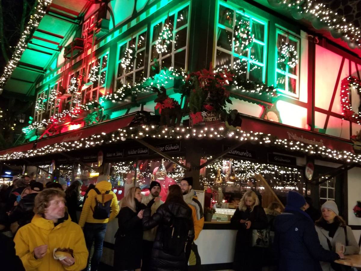 Blick auf einen Glühweinstand auf dem Weihnachtsmarkt am Rudolfplatz.