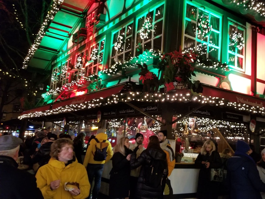 Blick auf einen Glühweinstand auf dem Weihnachtsmarkt am Rudolfplatz.