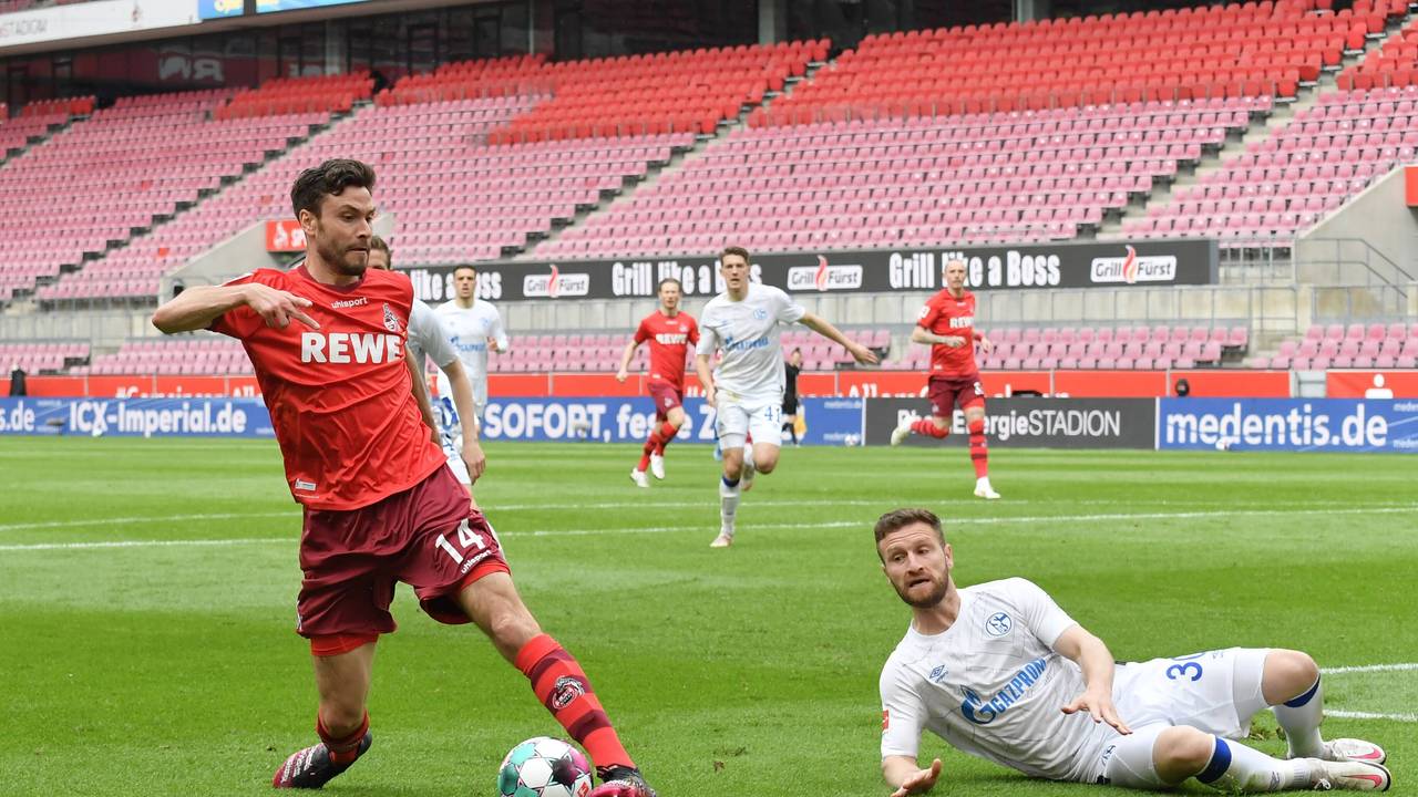 Jonas Hector im Zweikampf mit Shkodran Mustafi.