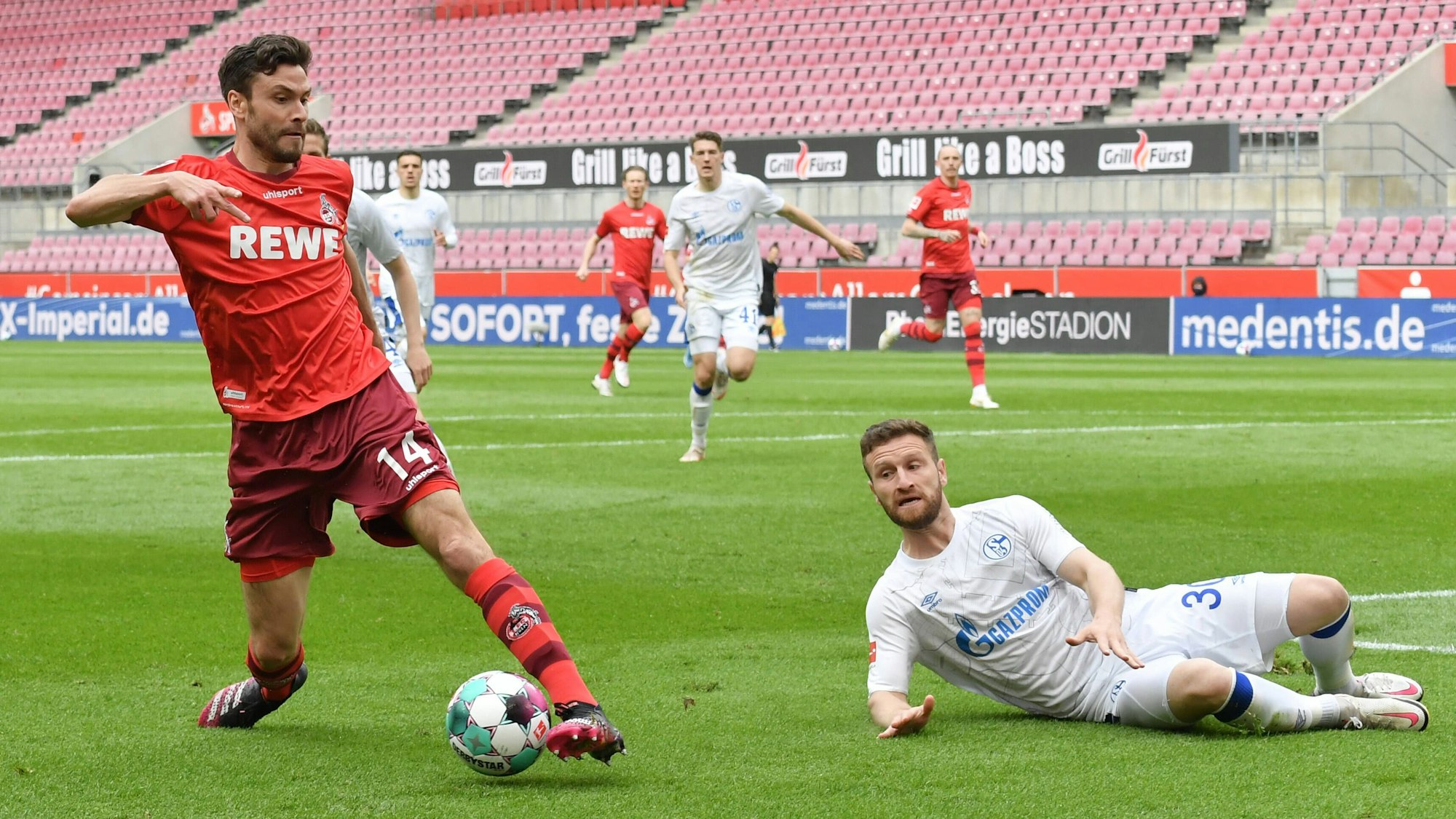 Jonas Hector im Zweikampf mit Shkodran Mustafi.