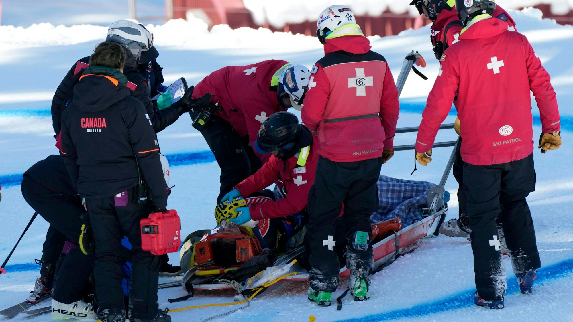 Broderick Thompson wird nach seinem schweren Sturz in Beaver Creek auf der Strecke betreut.