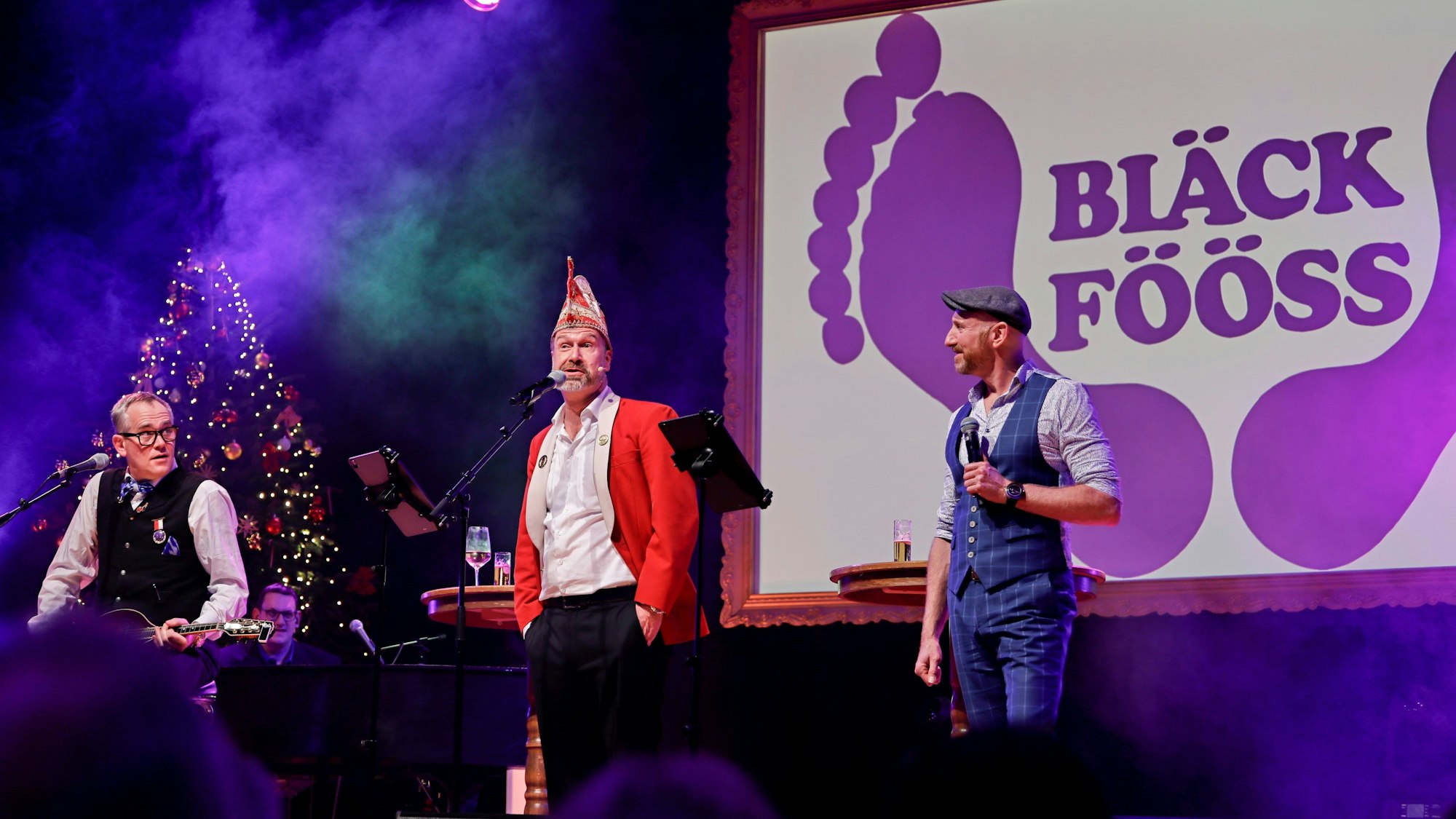 Das Herrengedeck steht auf der Bühne.