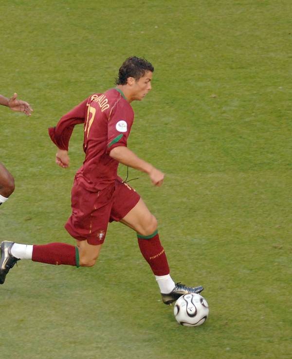 Cristiano Ronaldo im Zweikampf mit zwei angolanischen Spielern während der WM 2006 in Köln.