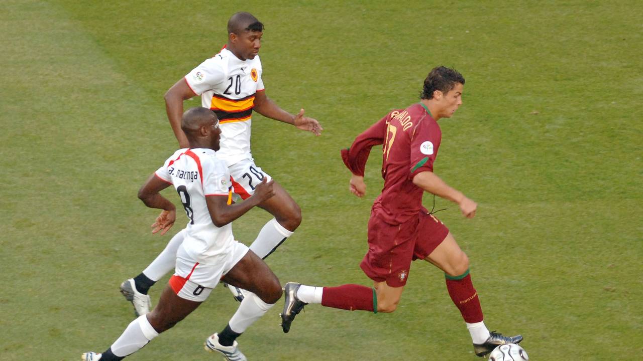 Cristiano Ronaldo im Zweikampf mit zwei angolanischen Spielern während der WM 2006 in Köln.
