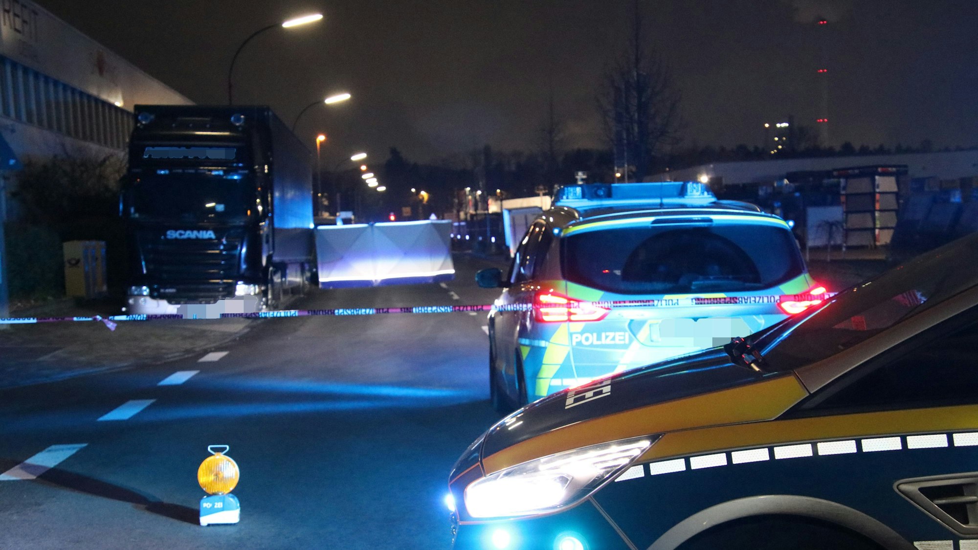 Bild von einer Unfallstelle, mehrere Polizeiwagen sind bei einem Lkw zu sehen.