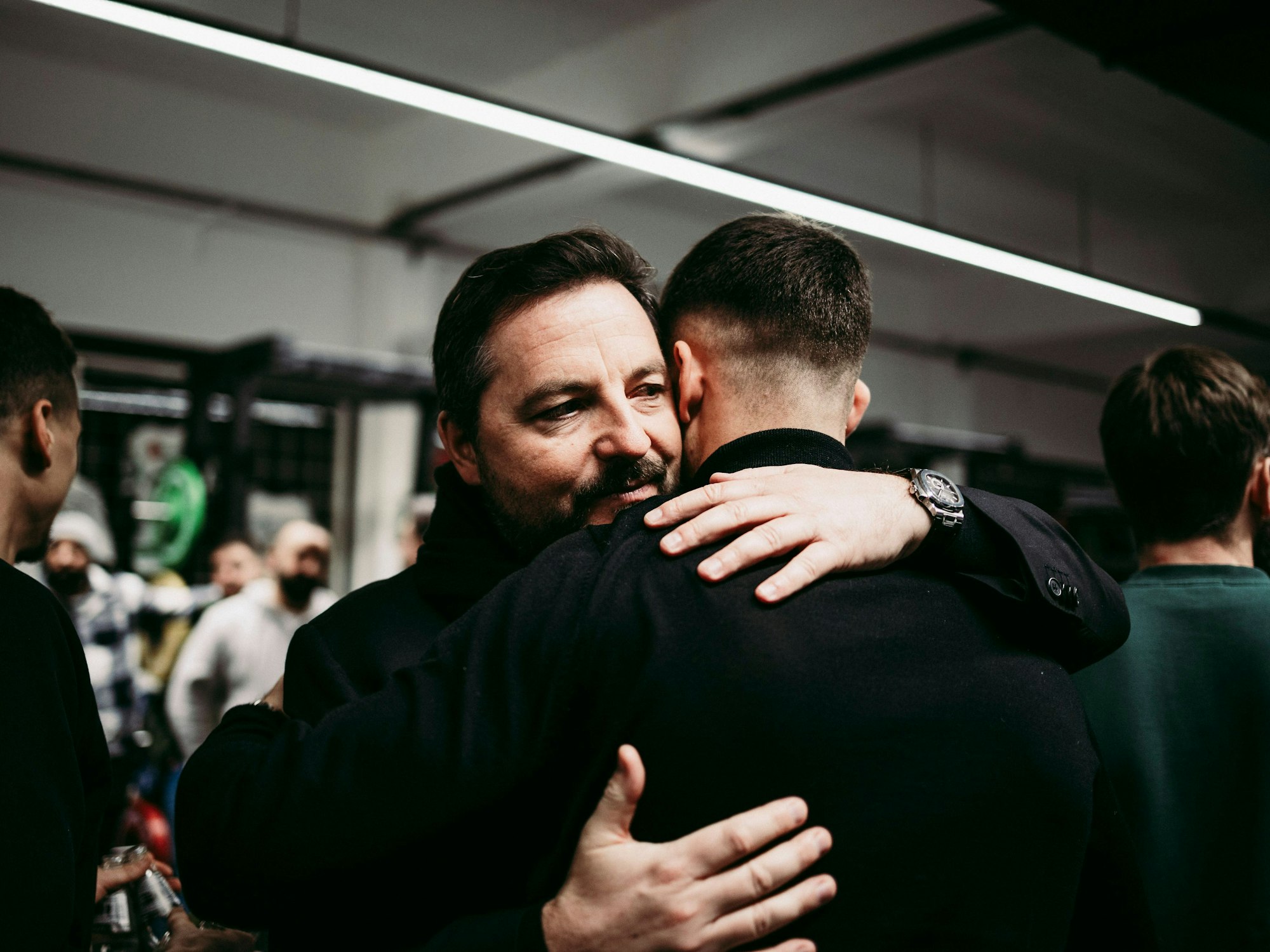 Dirk Hebel umarmt Salih Özcan.