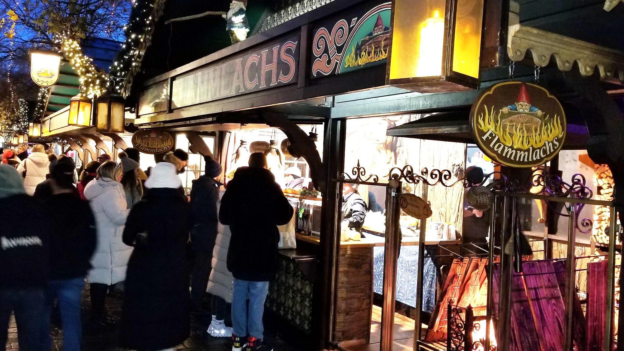Der Flammlachs-Stand am 29. November 2023 auf dem Kölner Weihnachtsmarkt am Heumarkt.