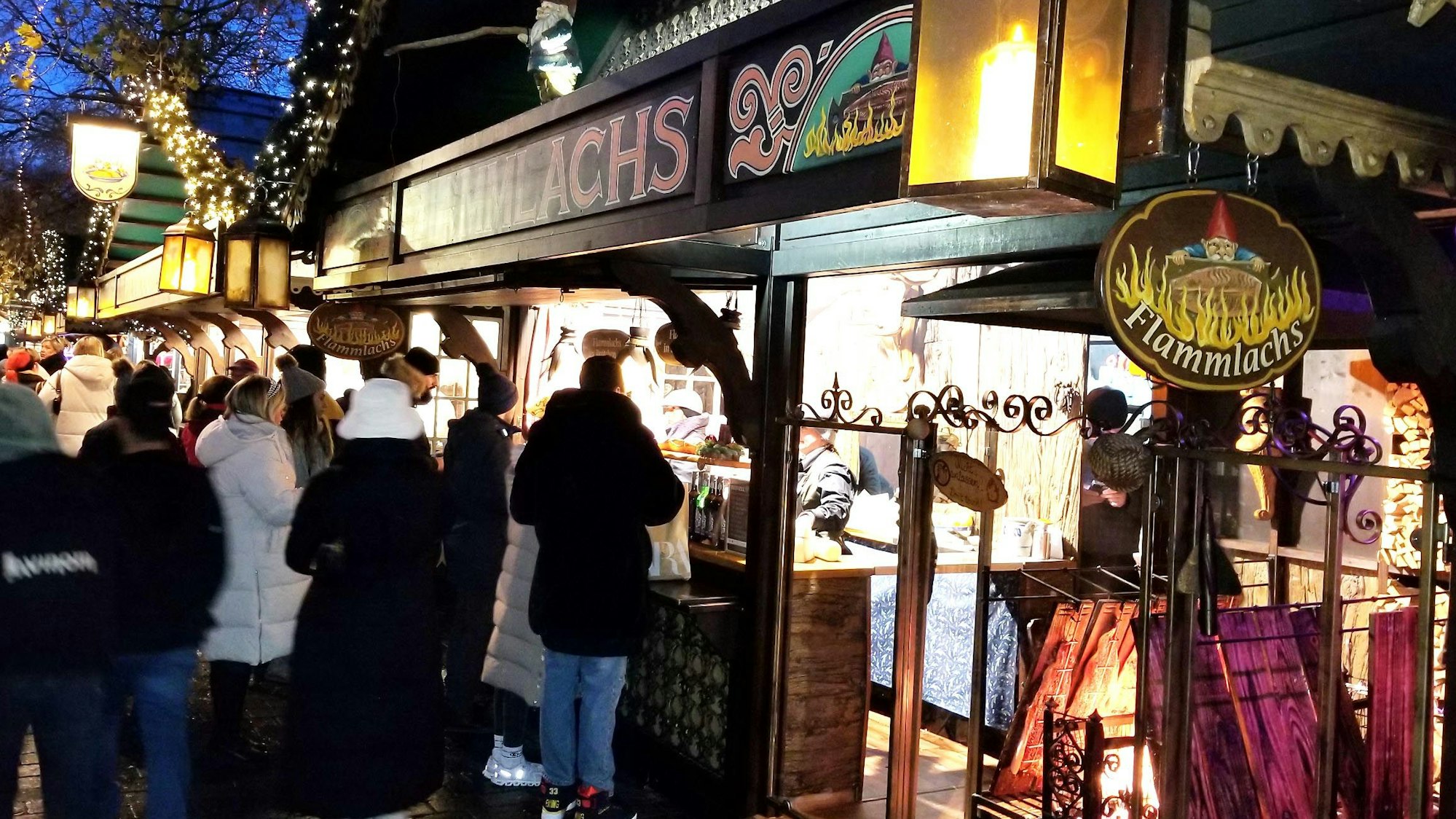 Der Flammlachs-Stand am 29. November 2023 auf dem Kölner Weihnachtsmarkt am Heumarkt.