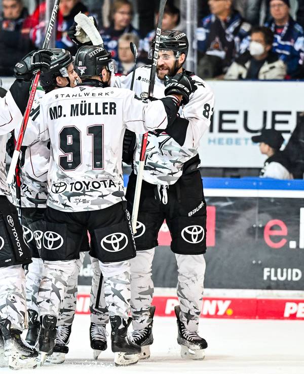 Die Kölner Haie jubeln am Freitag (1. Dezember 2023) über den Sieg bei den Iserlohn Roosters.