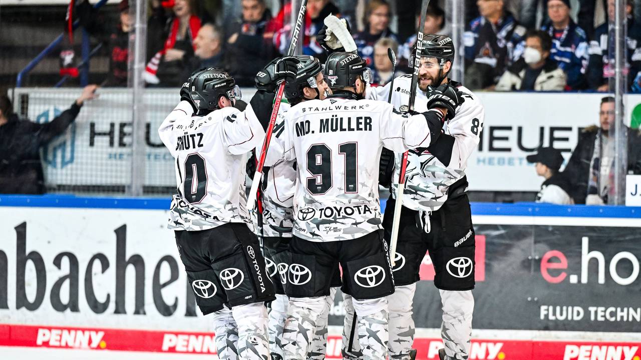 Die Kölner Haie jubeln am Freitag (1. Dezember 2023) über den Sieg bei den Iserlohn Roosters.