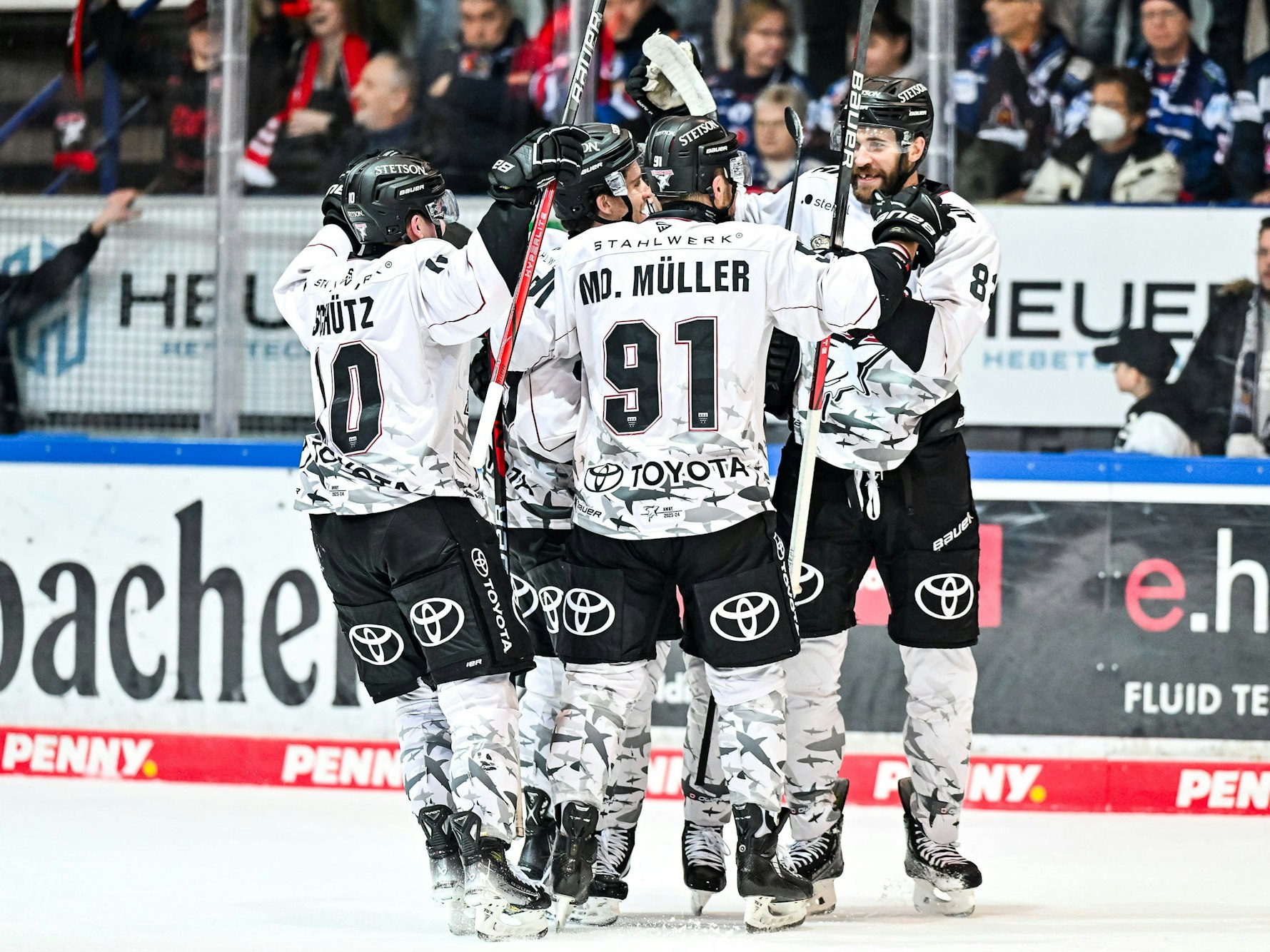 Die Kölner Haie jubeln am Freitag (1. Dezember 2023) über den Sieg bei den Iserlohn Roosters.