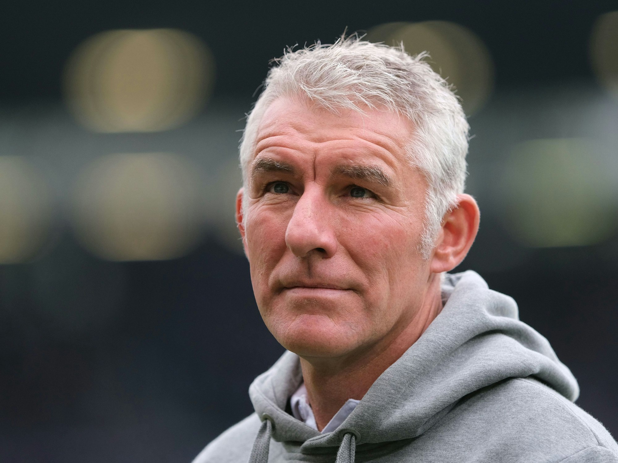 Mikro Slomka lächelt.