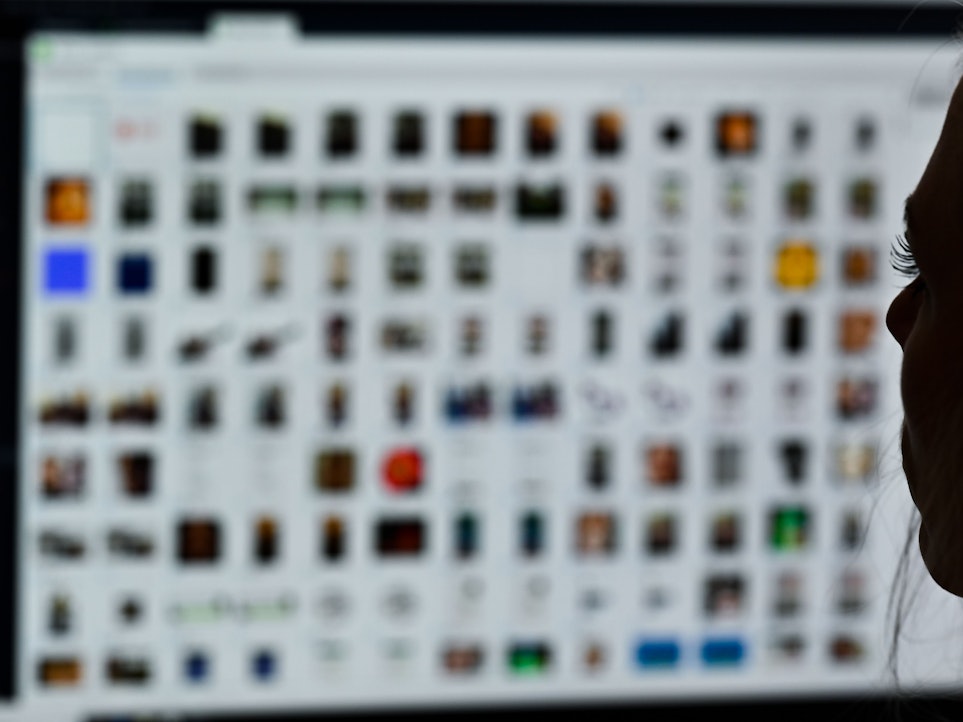 Eine Kriminaloberkommissarin sitzt vor einem Auswertungscomputer bei Ermittlungen gegen Kinderpornografie und sexuellem Missbrauch.